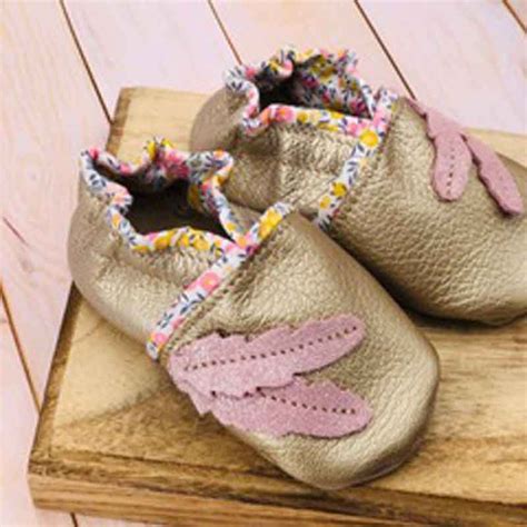 Chaussons bébé en cuir souple et liberty motif feuilles personnalisables