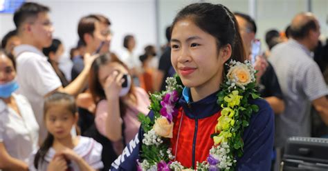 Hot girl Thanh Nhã Mẹ và bà em không cho đi đá bóng vì sợ chấn thương sợ con gái đen và xấu