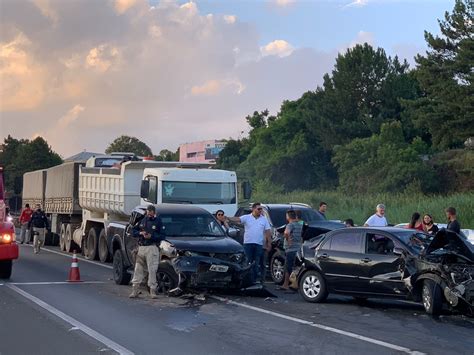 Quatro caminhões e quatro carros se envolvem em engavetamento na BR 376