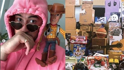 Bad Bunny Reparti Regalos Para Los M S Necesitados Video