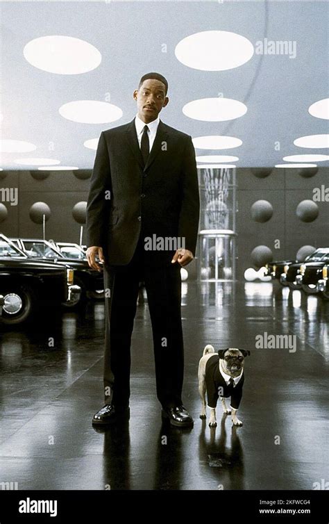 WILL SMITH, FRANK THE PUG, MEN IN BLACK II, 2002 Stock Photo - Alamy