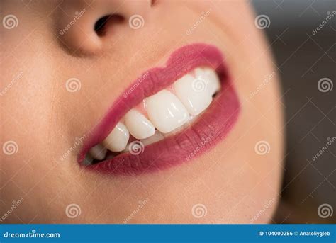 Fermez Vous De La Belle Jeune Femme De Sourire Avec Les Dents Parfaites