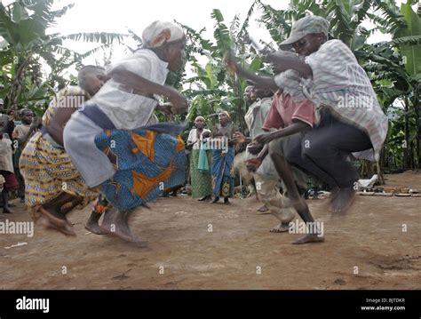 Pygmy people dancing hi-res stock photography and images - Alamy