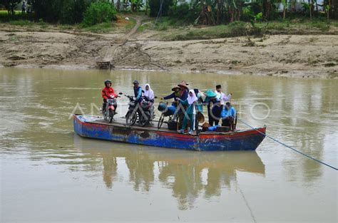 PERAHU PENYEBERANGAN SUNGAI ANTARA Foto