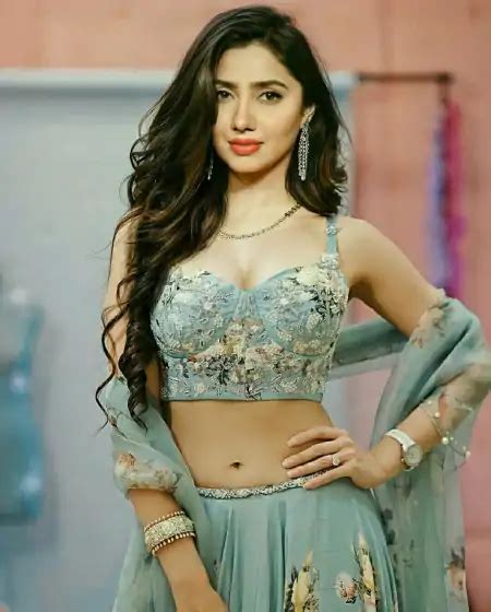 Mahira Khan Hot Pics And Photo In Saree