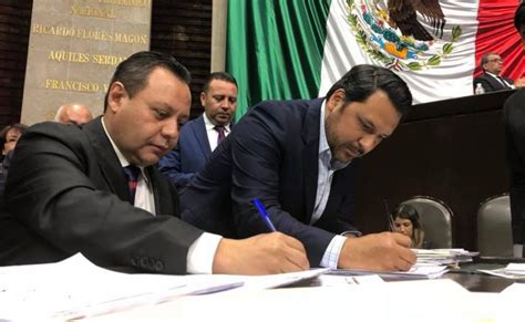 Firma Braulio Guerra reforma para la eliminación del Fuero