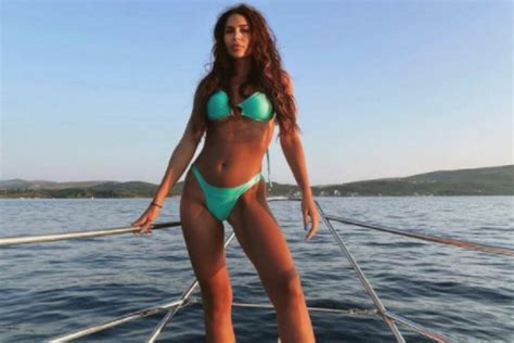 ANASTASIJA RAŽNATOVIĆ HOT TELOM ZAPALILA TURSKU Minijaturni kupaći ISTAKAO bujne grudi FOTO