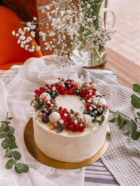 Бисквитный торт с ягодами и цветами | Easy cake decorating, Butterfly ...