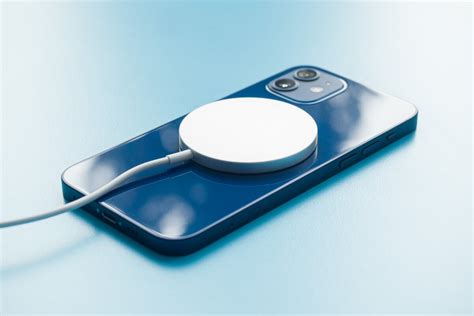 Новости — Apple ограничила мощность MagSafe-зарядки для iPhone 12 mini