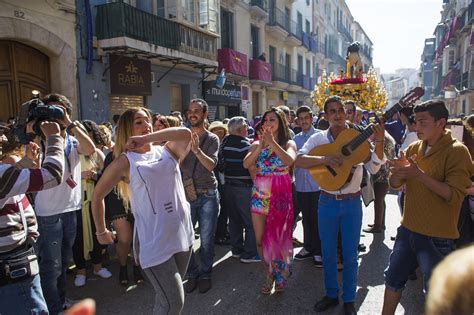 Un Grupo De Gitanos Acompaña La Procesión Entre Andalucia El Mundo