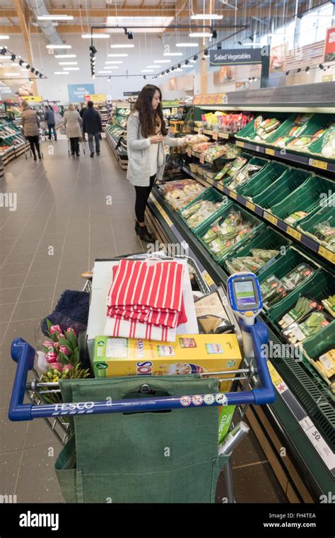 Tesco Supermarkt Interieur Gang Und Einkaufswagen Tesco Supermarkt