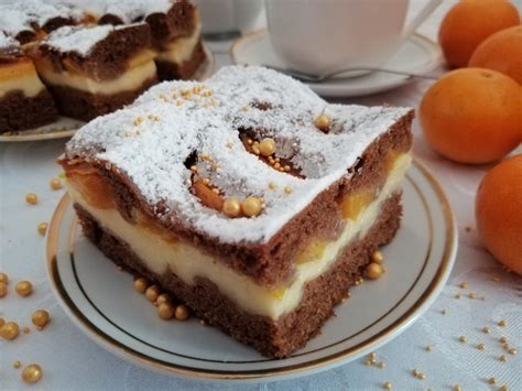 Ucierane ciasto z nutką piernika z budyniem i brzoskwiniami przepis