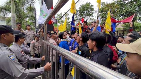 Puluhan Mahasiswa Demo Di Kejaksaan Negeri Garut Tuntut Penuntasan