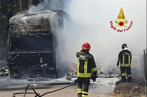 Incendio A Latina Camion Pieno Di Cocomeri Distrutto Dalle Fiamme