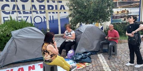 Finita La Protesta Dei Tirocinanti Calabresi Sono Scesi Dal Tetto