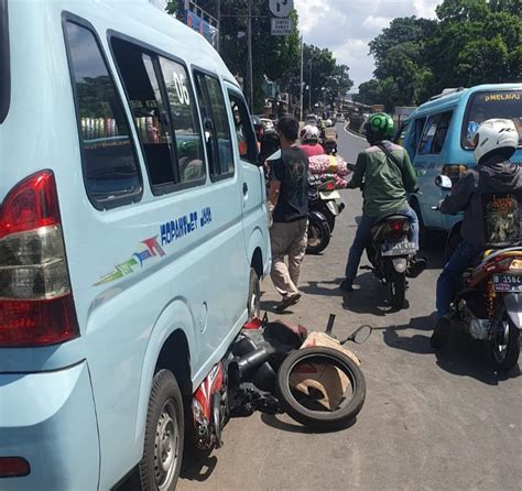 Diduga Sopir Ngantuk Angkot Seruduk Lima Motor Di Kramat Jati Ipol Id