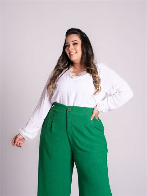 Blusa Plus Size Manga Longa Com Renda Branca