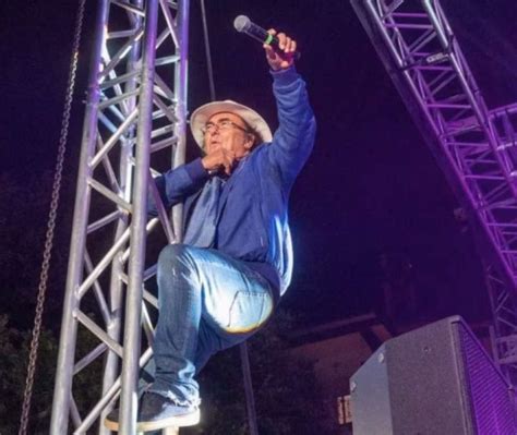 Al Bano Si Arrampica Su Un Traliccio A Pomigliano D Arco Dago Fotogallery