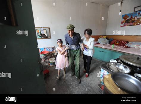 Nine Year Old Chinese Girl Zhang Meiyan Is Pictured With Her