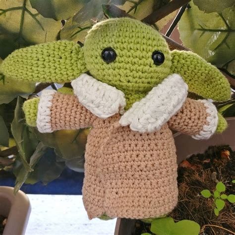 L Atelier de Lunina DIY Bébé Yoda au crochet