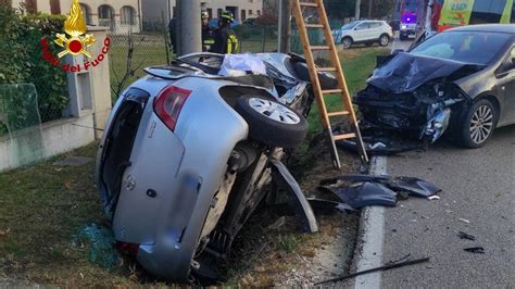 Schianto Tra Due Auto 29enne Rimane Intrappolata Nell Abitacolo