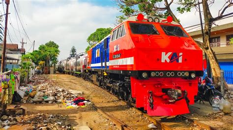 MOMEN LOKOMOTIF RnB JADI LOKOMOTIF LANGSIRAN KA BBM DI STASIUN