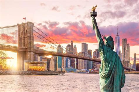 Statua della Libertà ed Ellis Island in traghetto con guida privata