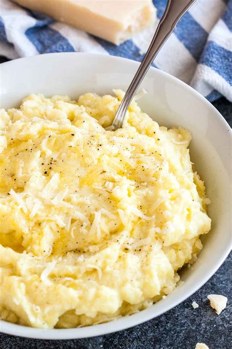 Creamy Roasted Garlic Mashed Potatoes Recipe | Plated Cravings