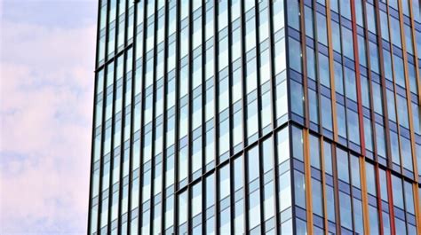 Un Edificio Alto Con Muchas Ventanas Y Un Fondo De Cielo Azul Foto