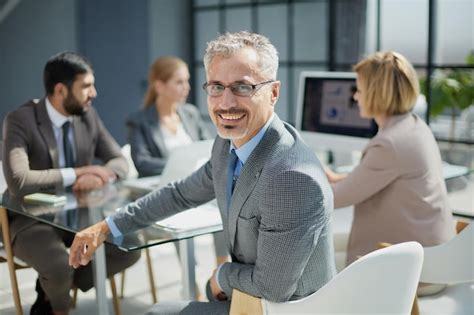 Empresário confiante e sua equipe no escritório criativo Foto Premium