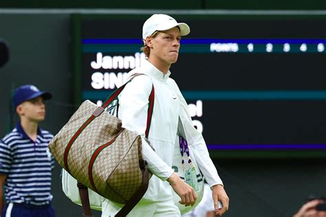 Sinner si presenta a Wimbledon stravolgendo le regole questa non è una