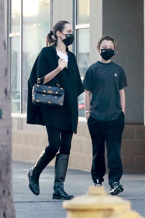 Angelina Jolie Leva Filho Para Fazer Compras Em Los Angeles