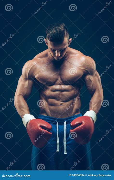 Boxeador Muscular En El Tiroteo Del Estudio En Negro Foto De Archivo