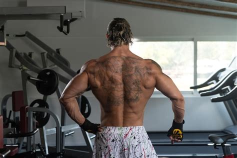 Portrait Of A Mature Physiquement Fit Tattoo Man Montrant Son Corps