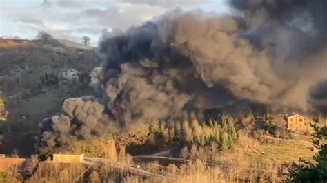 Scontro Tra Pullman E Ambulanza In Galleria A Urbino Morti La