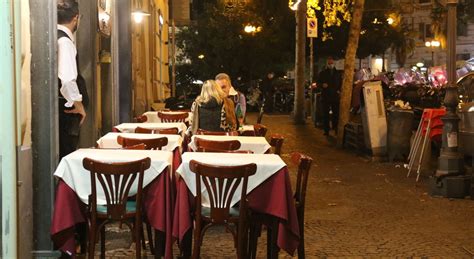 Coprifuoco A Napoli Ultima Serata In Pizzeria E La Disperazione Dei