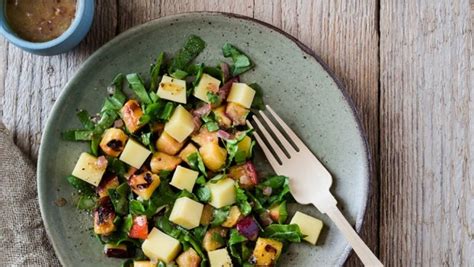 Salade de pêches grillées et fromage vinaigrette au miel et livèche