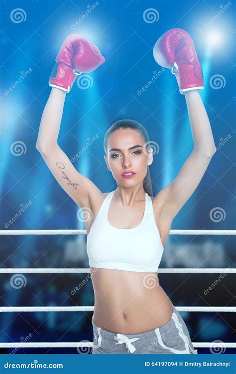 Mujer Con Los Guantes De Boxeo Foto De Archivo Imagen De Fuerza