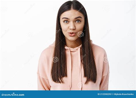 Retrato De Sorprendida Y Emocionada Morena Chica Levantando Cejas Y