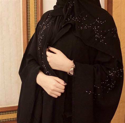 PINNED BY MUSKAJAHAN ABAYA KHALEEJI STYLE Street Hijab Fashion