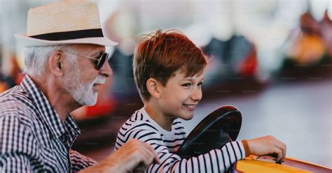 Grand Père Et Petit Fils Samusant Et Passant Du Bon Temps Ensemble