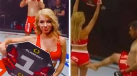 Un Luchador De MMA Le Pega Una Patada En Las Nalgas A La Ring Girl Y La