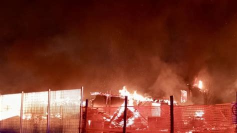 Torino Incendio Nella Notte Nell Ex Campo Nomadi Abbandonato Di Strada