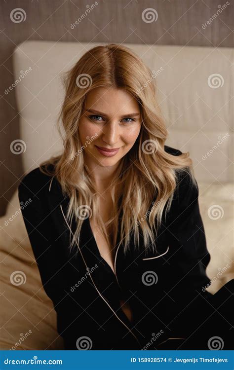 Femme Blonde Tendre Et Sexy En Robe De Nuit Et Lingerie Noire Pour Aller Dormir Au Lit Beaux