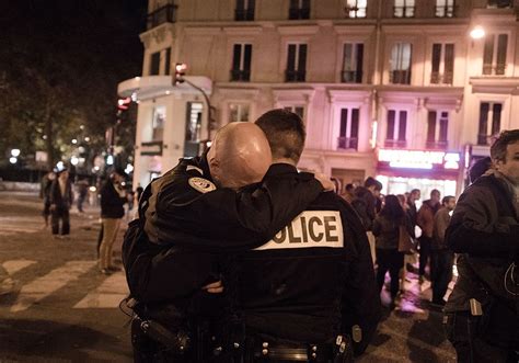 Attentats Paris Lhistoire De La Photo Des Policiers Mus Aux