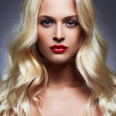 Belle Jeune Femme De Luxe Avec Les Cheveux Blonds De Boucle Saine Image