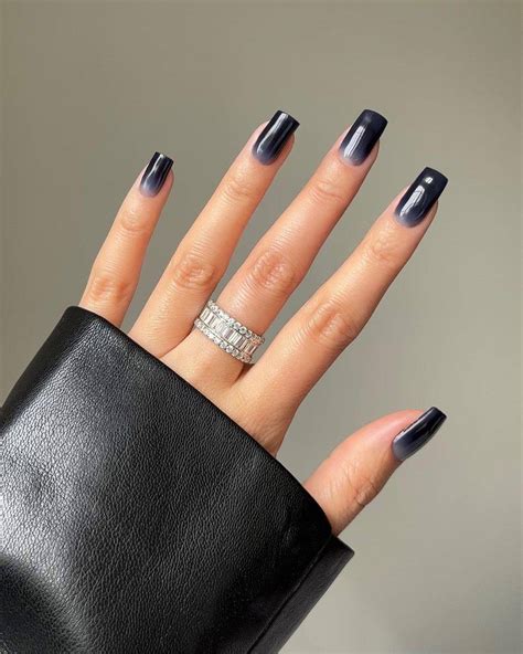 Uñas negras 10 ideas elegantes de la manicura antiedad en tendencia 2023