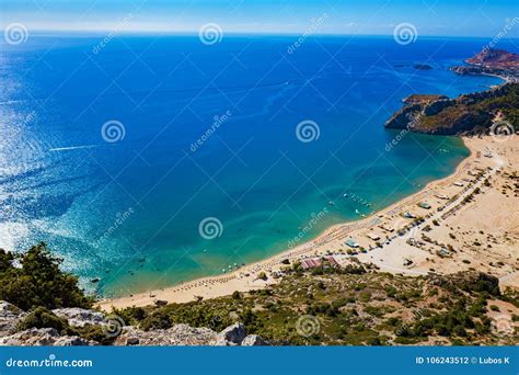 Spiaggia Di Tsambika Con La Sabbia Dorata Vista Dal Monastero Di