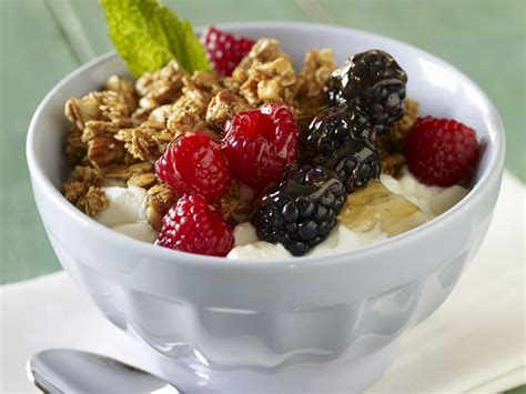 Müsli mit Knusperflocken Beeren und Honig Rezept EAT SMARTER