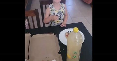 El hambre y la magia de los niños pequeño es viral por pedir comida